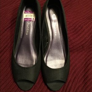 Black Heels - Size 6M - 1” heel - Cloth Cov Shoe